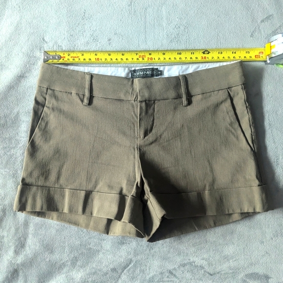 Rampage Classy Cuffed Chino Shorts Army Green size 1 - Picture 3 of 5